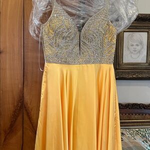 Boutique Formal evening/prom Yellow 💛  Dress w/Beaded Bodice by 2Cute boutique